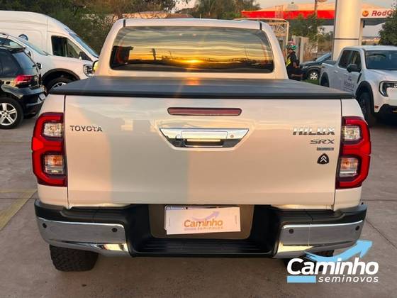 TOYOTA HILUX 2.8 D-4D TURBO DIESEL CD SRX PLUS 4X4 AUTOMÁTICO TOYOTA HILUX 2.8 D-4D TURBO DIESEL CD SRX PLUS 4X4 AUTOMÁTICO